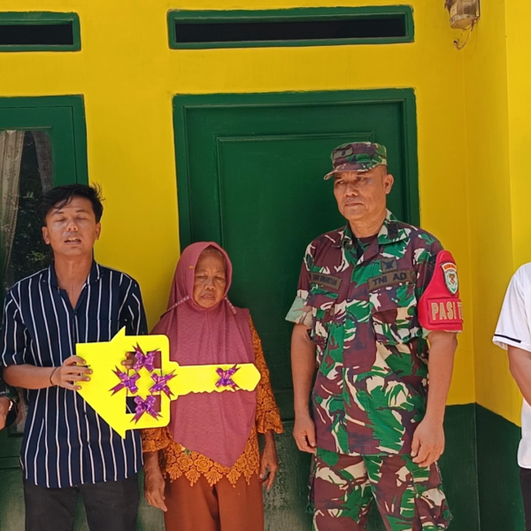 Ibu Kasiyah Terima Kunci Rumah Baru, Haru…