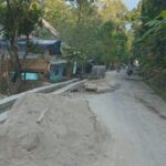 Pengguna Jalan Terganggu Akibat Material…