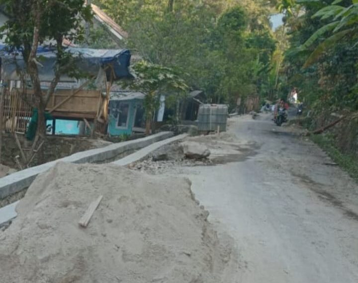 Pengguna Jalan Terganggu Akibat Material Proyek Pisew…