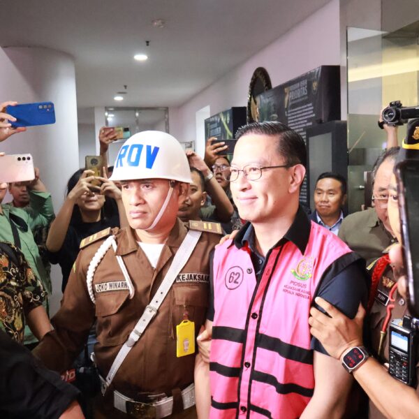 Senyum TTL Saat di Giring kejaksaan Agung