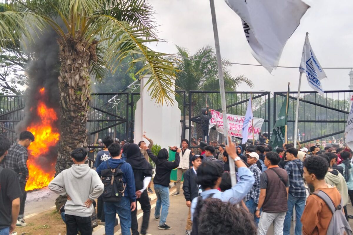 150 Mahasiswa dari Forum BEM Se-Banten Dobrak…