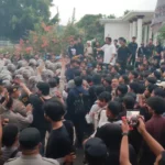 Mahasiswa Coba Trobos Barikade Polisi…