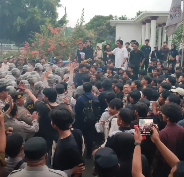 Mahasiswa Coba Trobos Barikade Polisi Saat Demo…