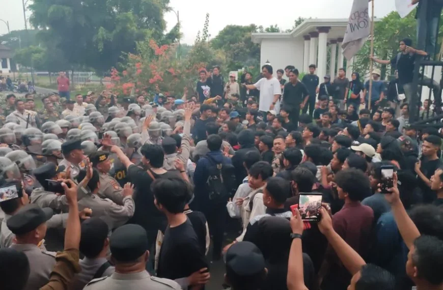 Mahasiswa Coba Trobos Barikade Polisi Saat Demo…