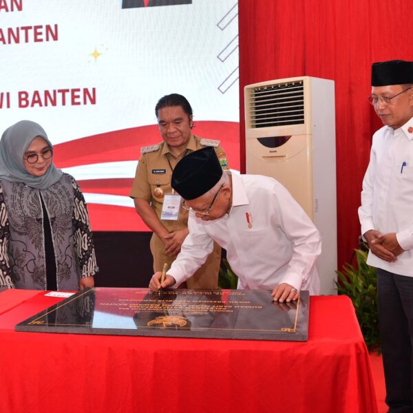 Pj Gubernur Al Muktabar Dampingi Wapres KH…