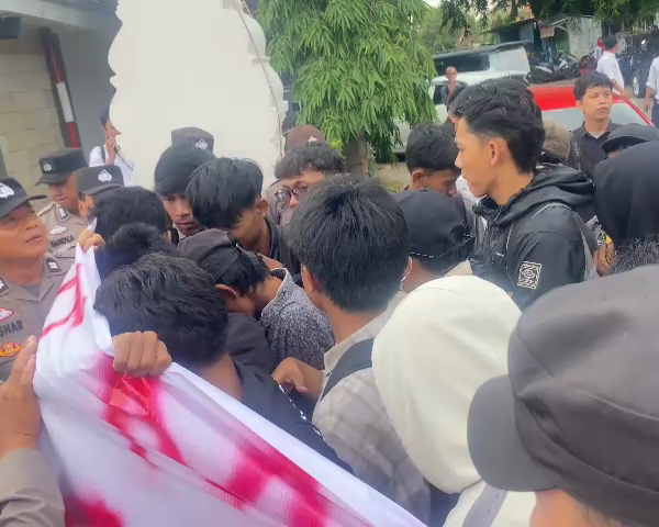 Mahasiswa grudug Kantor BPN Kabupten serang Tuntut Penghentian…