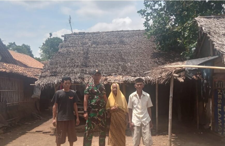 Asiah, Janda 75 Tahun, Terima Bantuan Rehab…