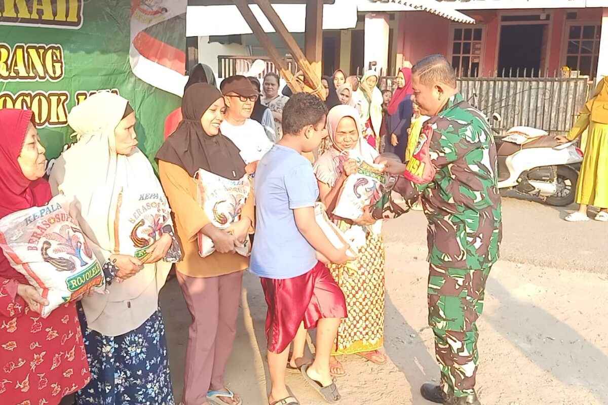 Kegiatan Babinsa Bagi Bagi Beras Kepada Masyarakat&hellip;