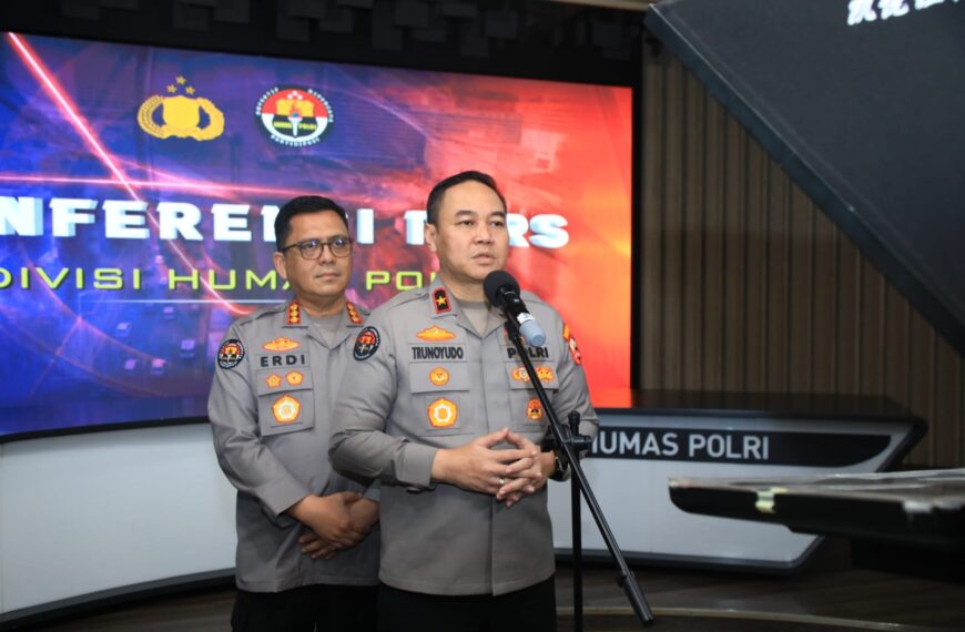 Densus 88 AT Polri Tangkap Tiga Terduga…