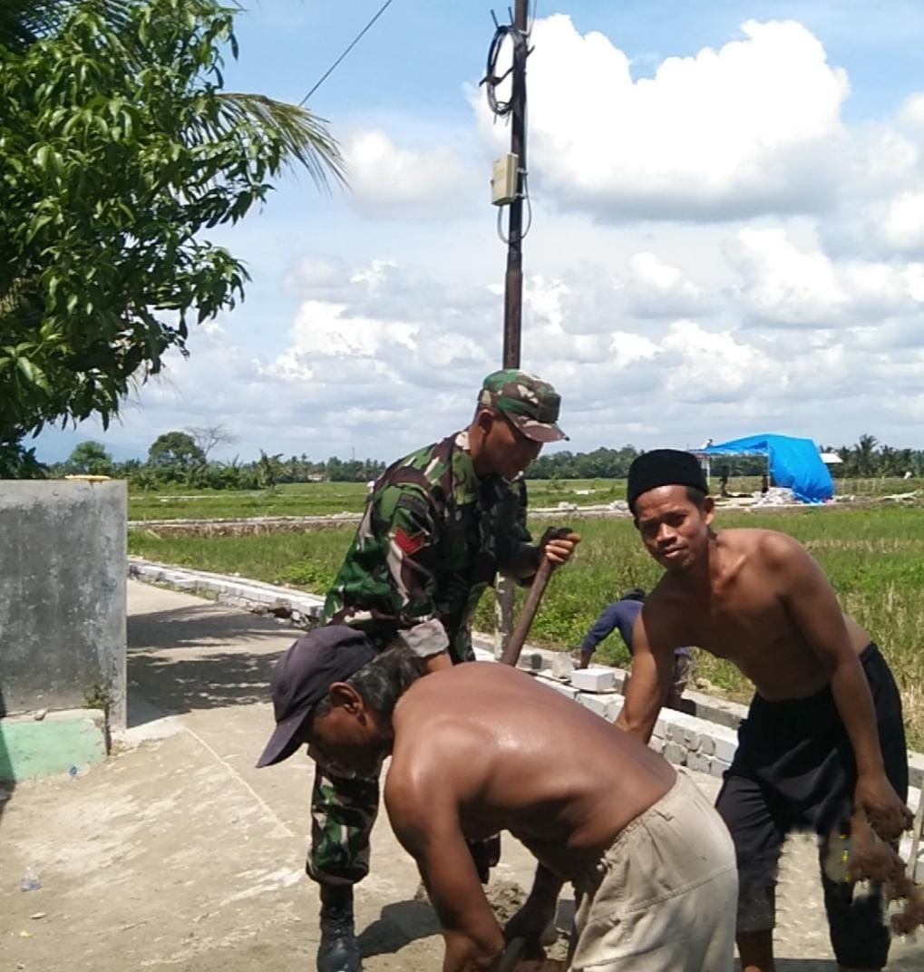 Babinsa Gotong Royong Bersama Warga Kp. Mangir, Pembangunan…