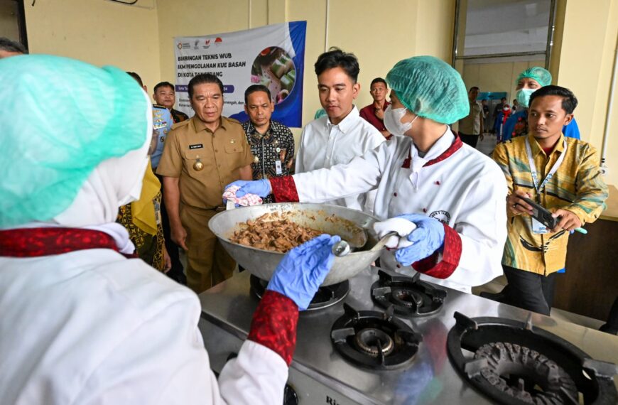 Pj. Gubernur Banten Al Muktabar Dampingi Wapres…