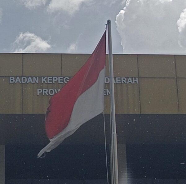 Pemasangan Bendera Merah Putih yang Sobek di Depan…