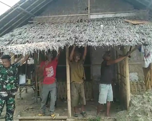 Babinsa Bongkar Rumah Ibu Mulyanah Penerima Program&hellip;