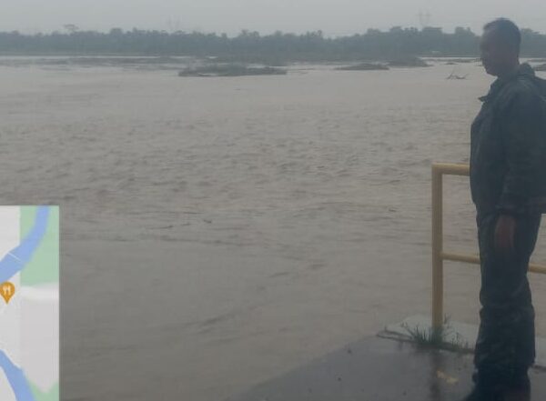 Antisipasi Banjir, Babinsa Koramil 0602-09/Cikeusal Monitoring Ketinggian…