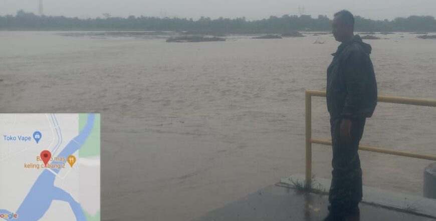 Antisipasi Banjir, Babinsa Koramil 0602-09/Cikeusal Monitoring Ketinggian&hellip;