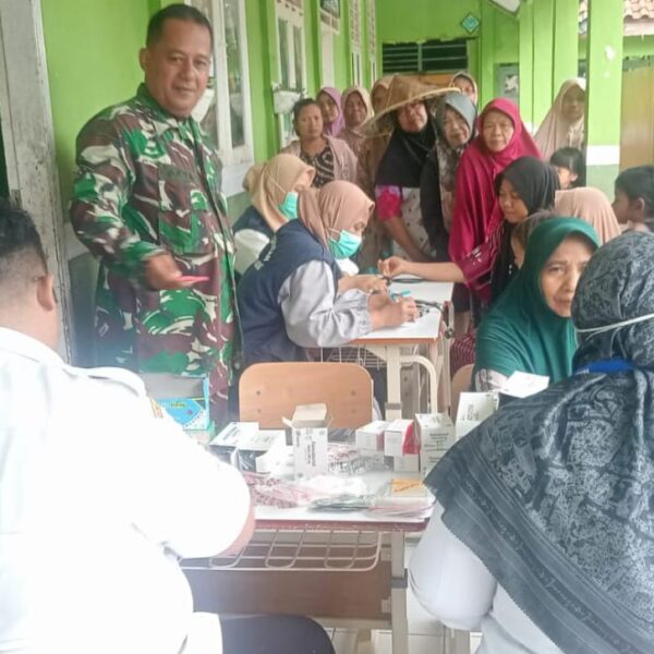 Dampak Banjir, Babinsa Koramil 0602-13/Padarincang Dampingi Pengobatan…