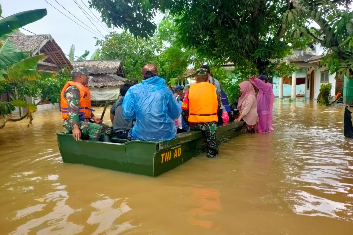 Hari keempat Bencana Alam Banjir, Anggota Koramil&hellip;