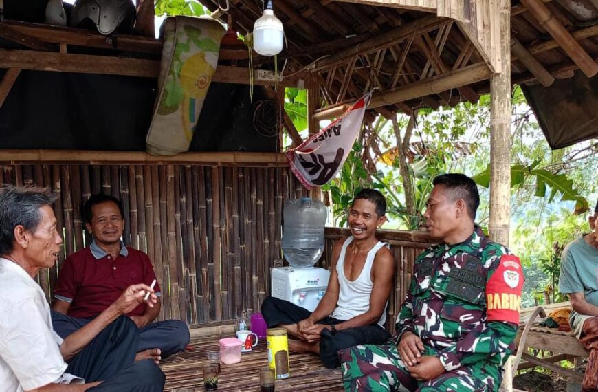Babinsa Keliling Kampung Ingatkan Warganya Waspadai Cuaca…