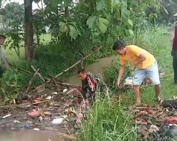 Cegah Banjir di Musim Penghujan, Babinsa Ajak…