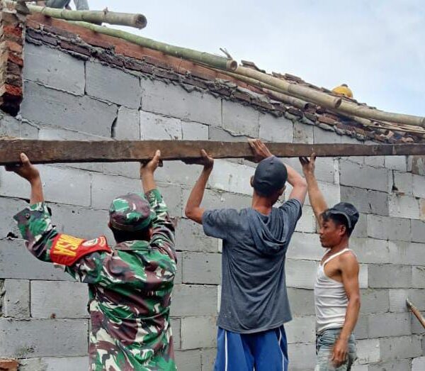 Babinsa Koramil 0602-18/Kragilan Sigap Bantu Renovasi Rumah…
