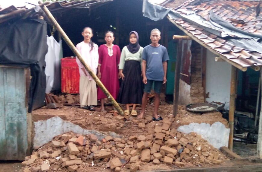Rumah Roboh Akibat Curah Hujan…