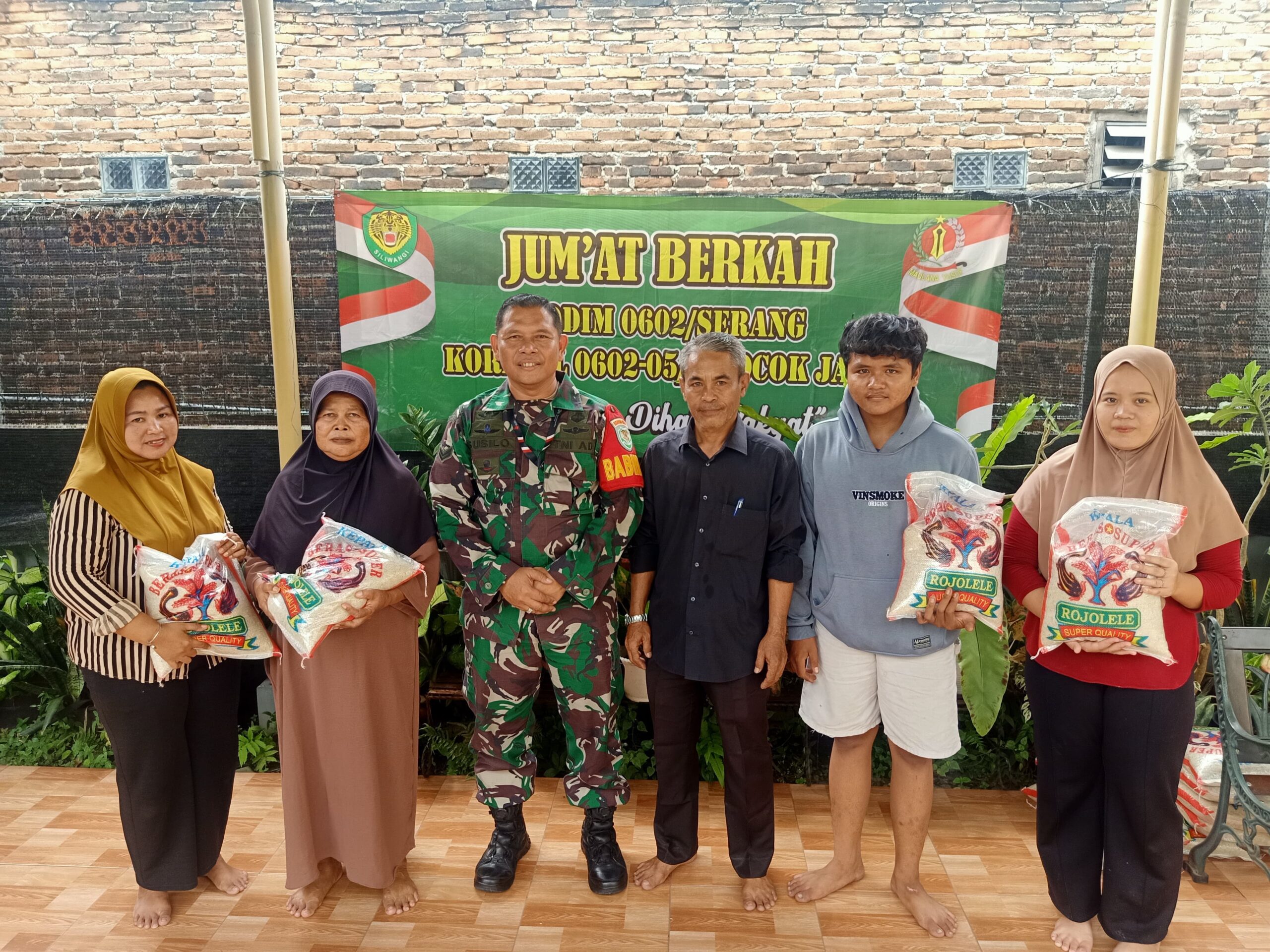 Jumat Berkah : 200 Sak Beras di Bagikan…