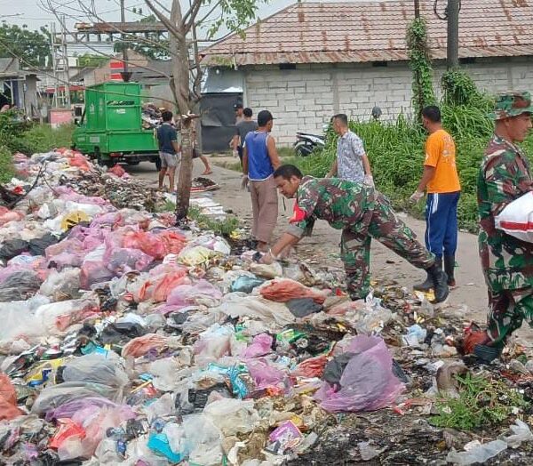 Wujudkan Lingkungan Sehat  TNI Ajak Warga Bersihkan sampah…