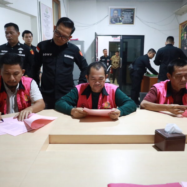 Penyerahan Tersangka dan Barang Bukti Kasus BJB&hellip;