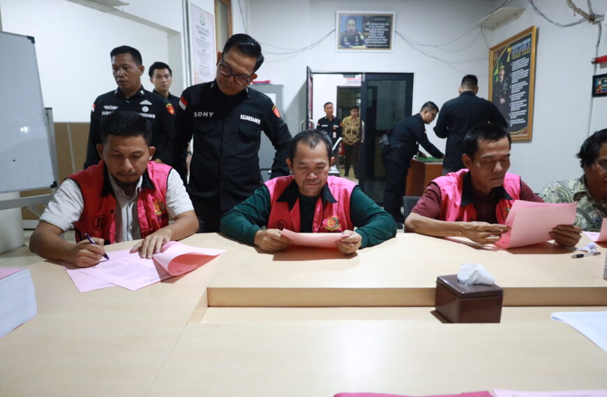 Penyerahan Tersangka dan Barang Bukti…
