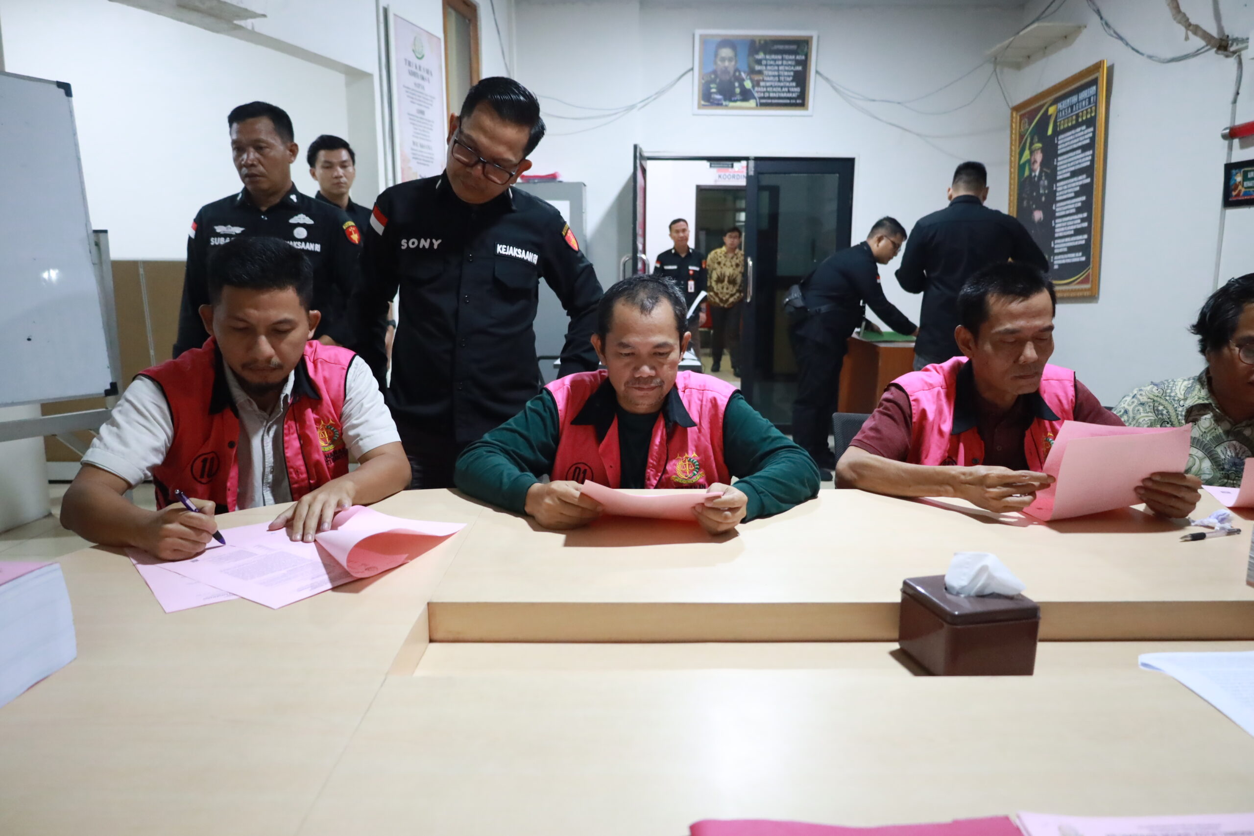 Penyerahan Tersangka dan Barang Bukti Kasus BJB Cabang…