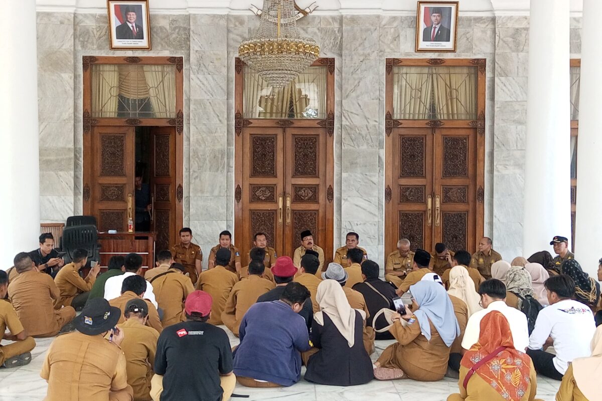 Tuntut Pembayaran Gaji dan Insentif, Perangkat Desa&hellip;