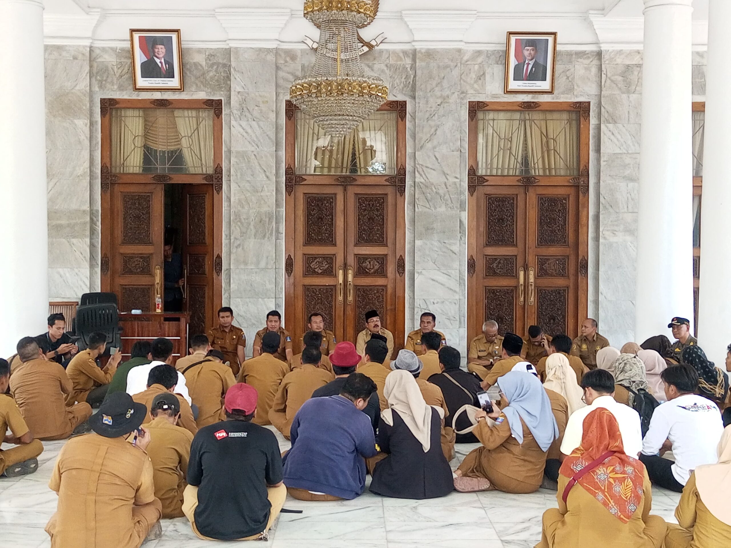 Tuntut Pembayaran Gaji dan Insentif, Perangkat Desa Kabupaten…