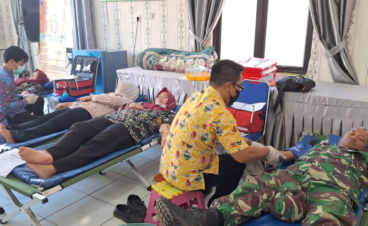 Anggota Koramil 0112/Jiput, Donorkan Darahnya Di Puskesmas…