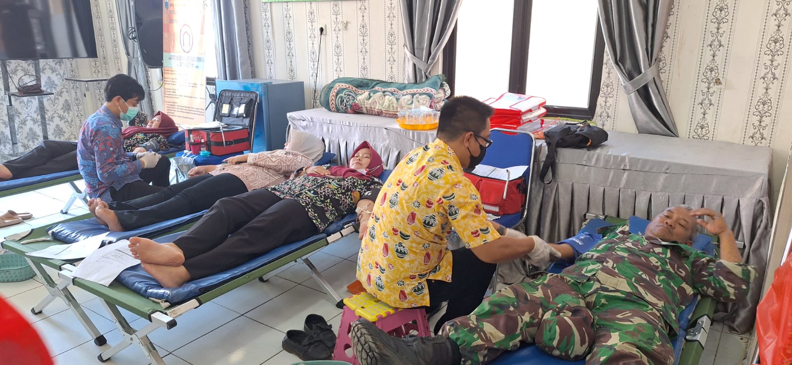 Anggota Koramil 0112/Jiput, Donorkan Darahnya Di Puskesmas Pulosari