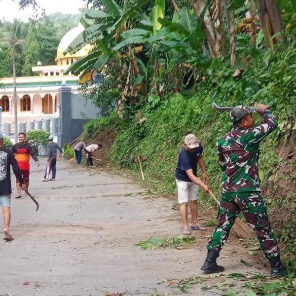 Anggota Babinsa Ajak Masyarakat Bergotong Royong Bersihkan Lingkungan 