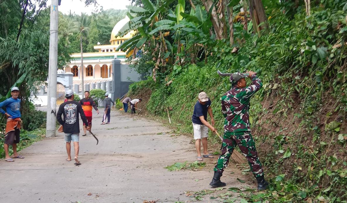 Anggota Babinsa Ajak Masyarakat Bergotong Royong Bersihkan Lingkungan 