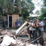 Anggota Babinsa Bersama Warga Evakuasi…