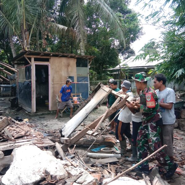 Anggota Babinsa Bersama Warga Evakuasi Rumah Roboh