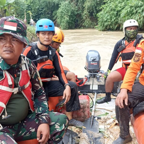 Babinsa Koramil 0602-02/Kasemen Dan BPBD Berhasil Temukan Anak…