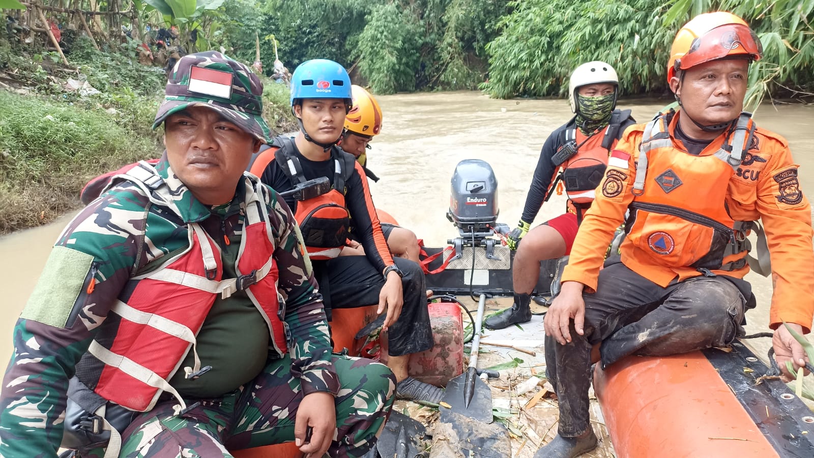 Babinsa Koramil 0602-02/Kasemen Dan BPBD Berhasil Temukan Anak…