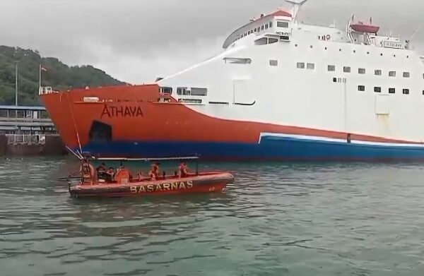 Penumpang Kapal Roro Nekat Terjun ke Laut dalam…