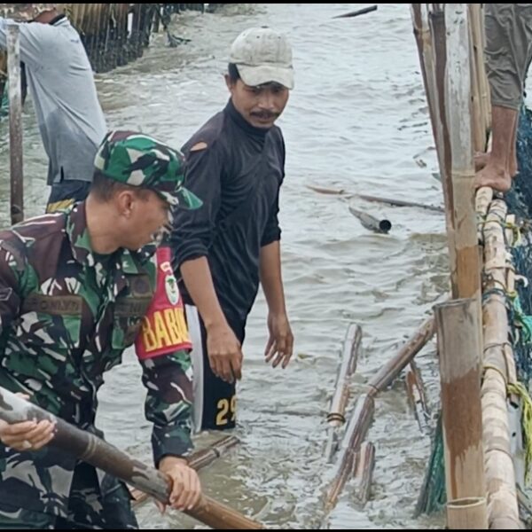 Masyarakat di Bantu TNI Bersihkan Pagar Bambu yang…