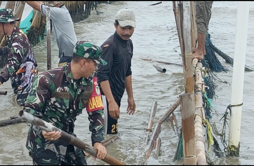 Masyarakat di Bantu TNI Bersihkan…