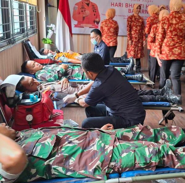 Semangat Kepedulian, Anggota Koramil 0602-06/Kramatwatu Donorkan Darah Untuk…