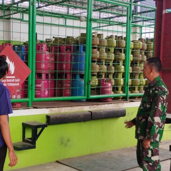 Babinsa Koramil 0602-06/Kramatwatu Pastikan Ketersediaan Gas LPG&hellip;