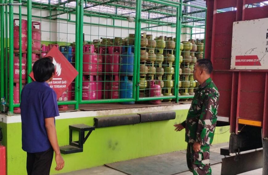 Babinsa Koramil 0602-06/Kramatwatu Pastikan Ketersediaan Gas LPG&hellip;