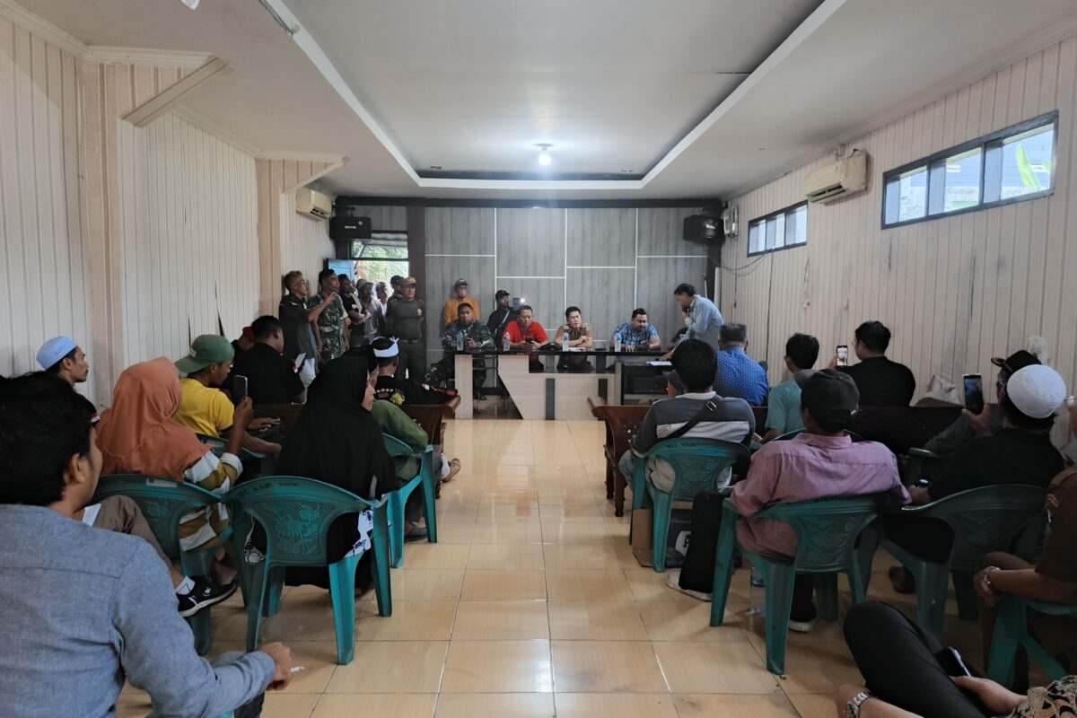 Warga Kampung Nagara Geruduk Kantor Kecamatan Kibin,…