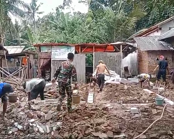 Babinsa Koramil 0602-20/Pamarayan Dampingi Pembangunan RTLH di Desa…