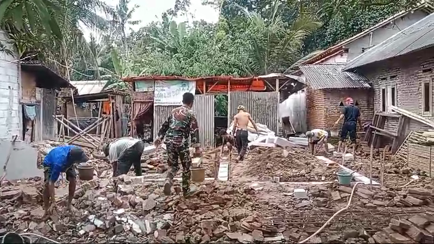 Babinsa Koramil 0602-20/Pamarayan Dampingi Pembangunan RTLH di Desa…