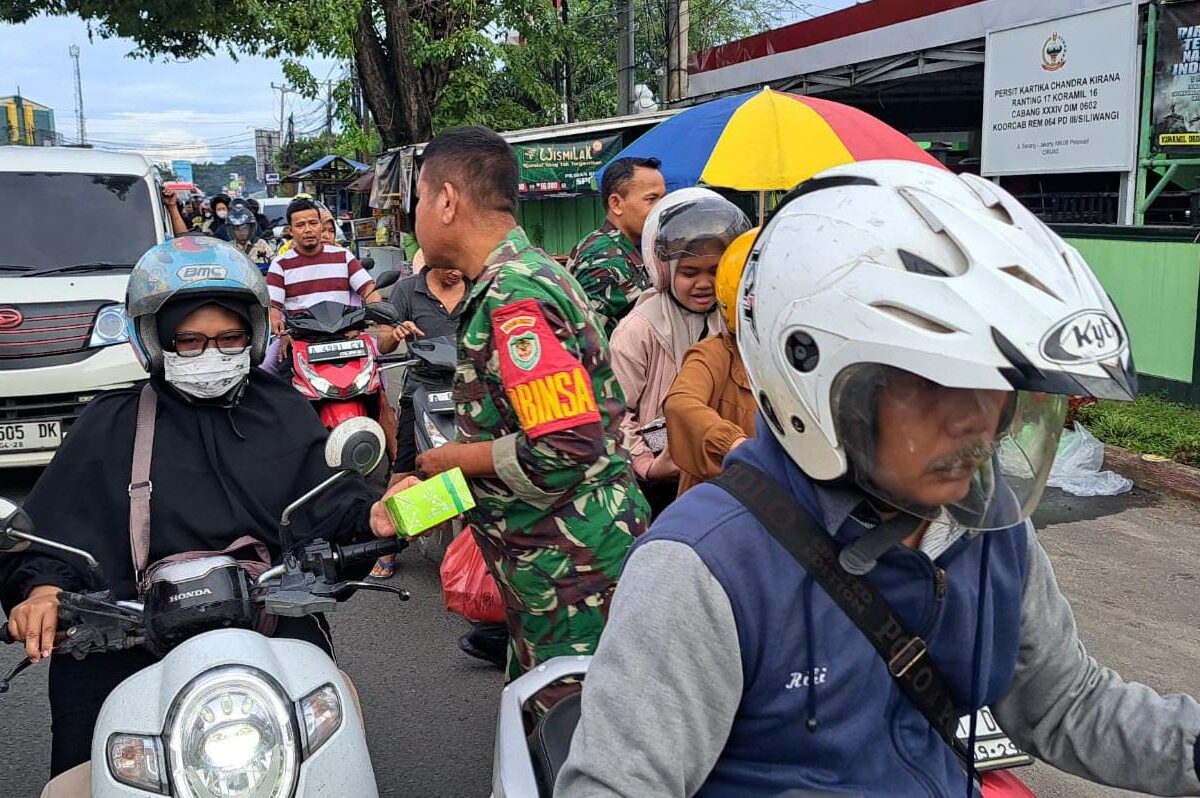 Peduli Sesama, Koramil 0602-16/Ciruas Bagikan Takjil Berbuka…